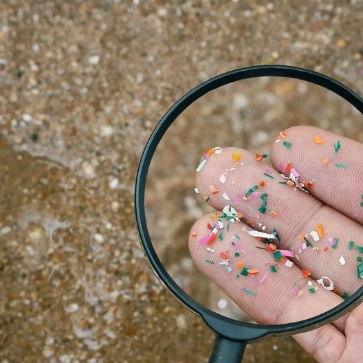 Microplastics in the Household: The Silent Enemy We Rarely Talk About