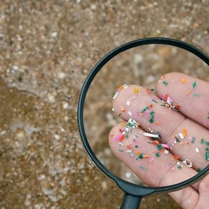 Microplasticele în gospodărie: Inamicul tăcut despre care se vorbește puțin