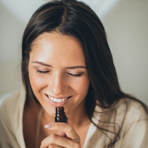 Cum influențează mirosul psihicul: de ce sunt parfumurile sintetice o problemă pentru sănătate și planetă