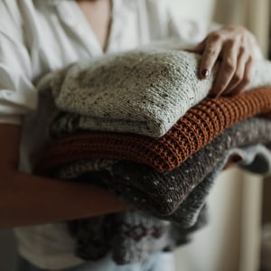 Spălare de toamnă: Cum să aveți grijă de pulovere din lână, fulare și alte articole vestimentare sezoniere cu produsele noastre
