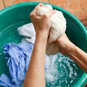 Cum să speli corect manual: Sfaturi, trucuri și utilizarea șervețelelor noastre de spălat și a parfumurilor pentru spălat